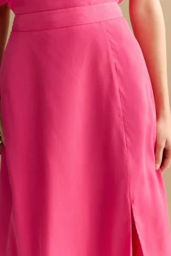 Skirts><noscript><img width=